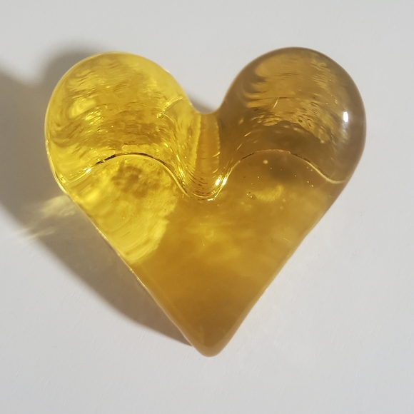Fire & Light - Heart paperweight in "honey" - Picture 2 of 4